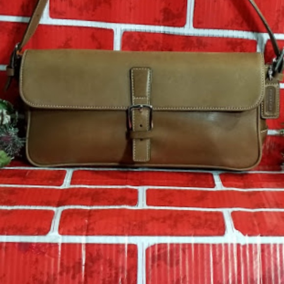 COACH- CAMEL LEATHER BAGUETTE - Picture 8 of 8